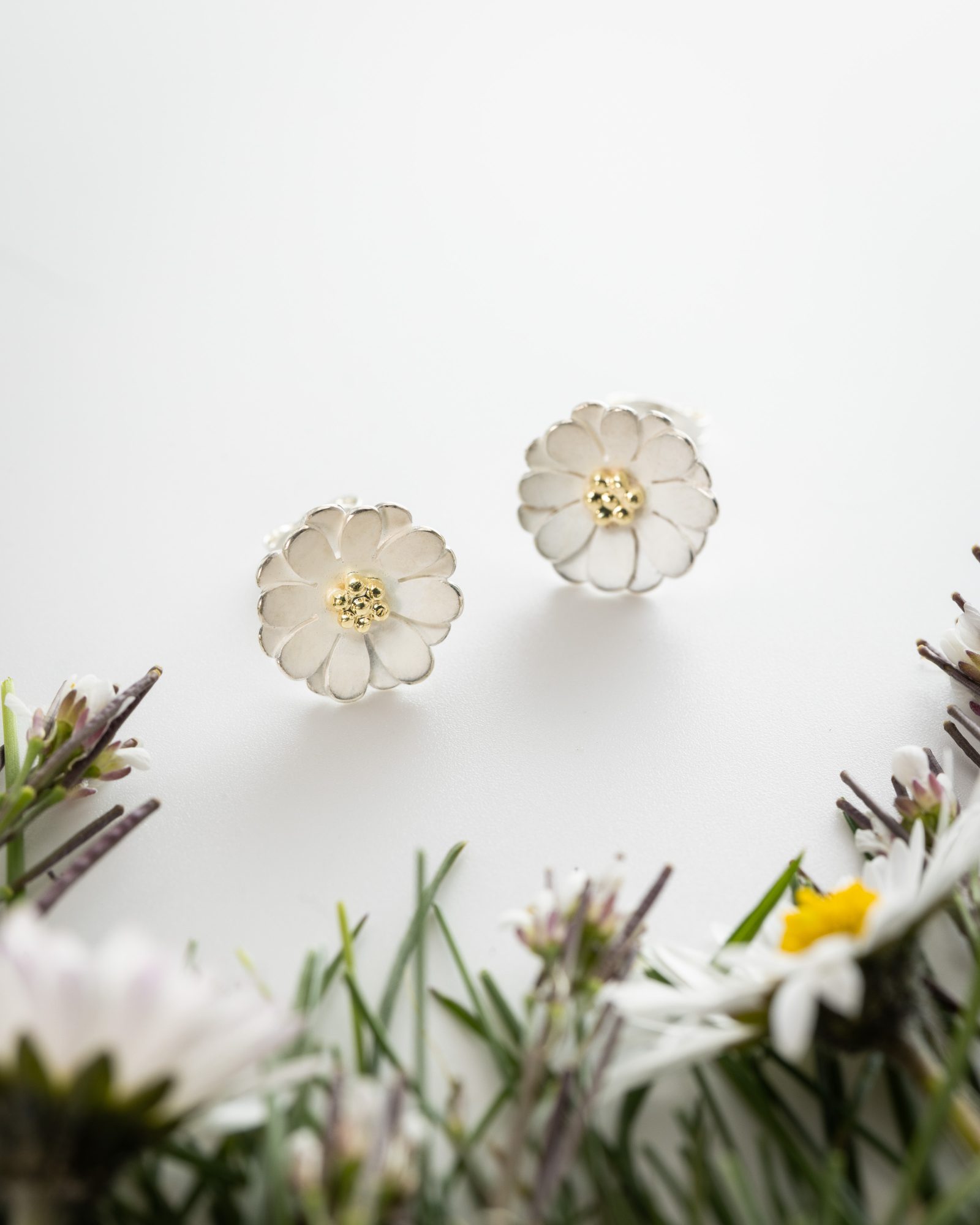 Boucles d'oreille Pâquerette argent et or artisanales Boucles d’oreille pâquerettes artisanales argent éclat de pensées