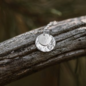 Bracelet avec initiale Aimer en argent artisanal effet frappé et brillant éclat de pensées