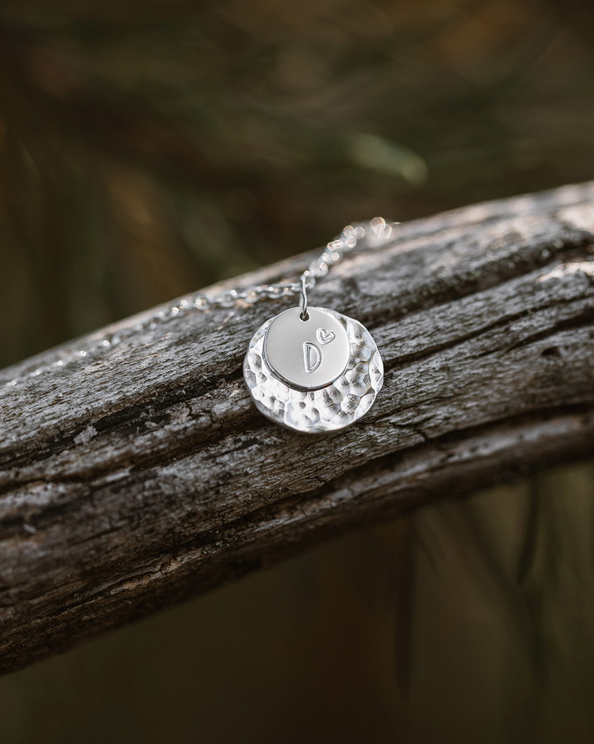 BRAAIM925-foret-2 Bracelet avec initiale Aimer en argent artisanal effet frappé et brillant éclat de pensées