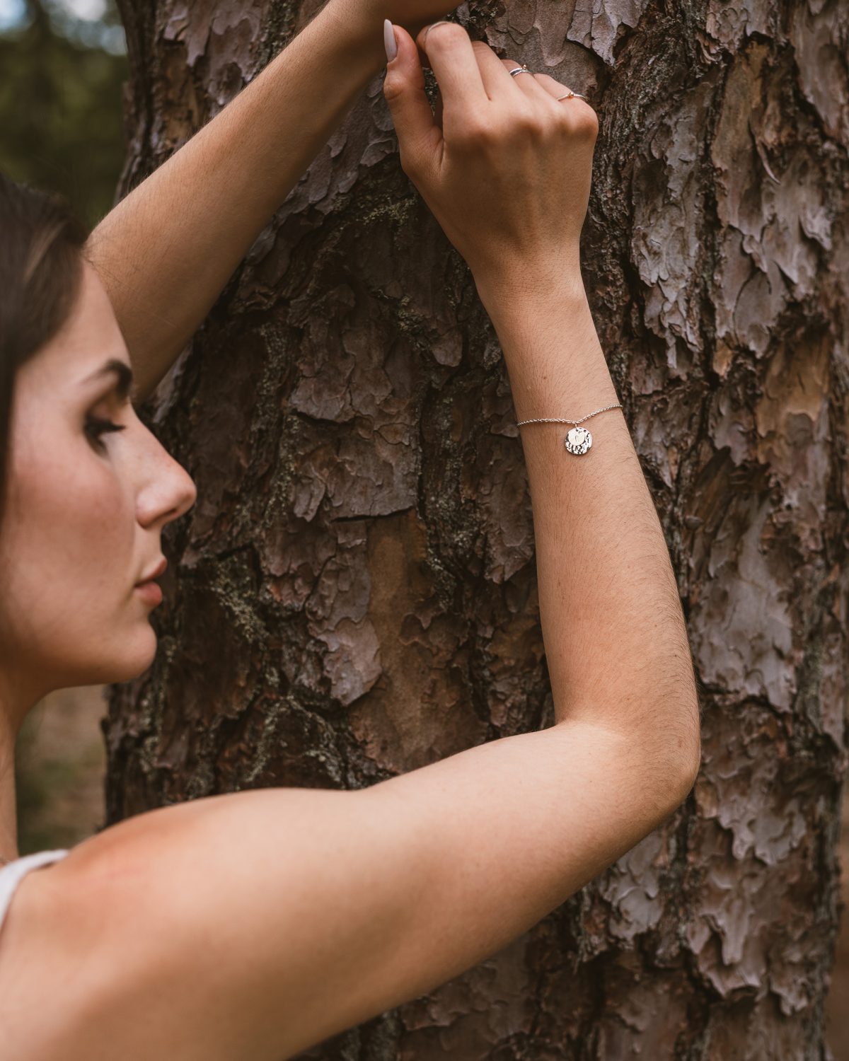 BRAAIM925-porté Bracelet initiale artisanal en argent Eclat de pensées
