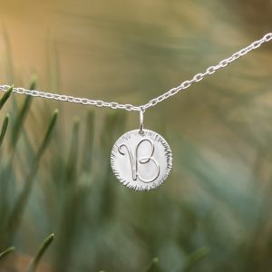 Bracelet avec initiale argent artisanal effet martelé éclat de pensées