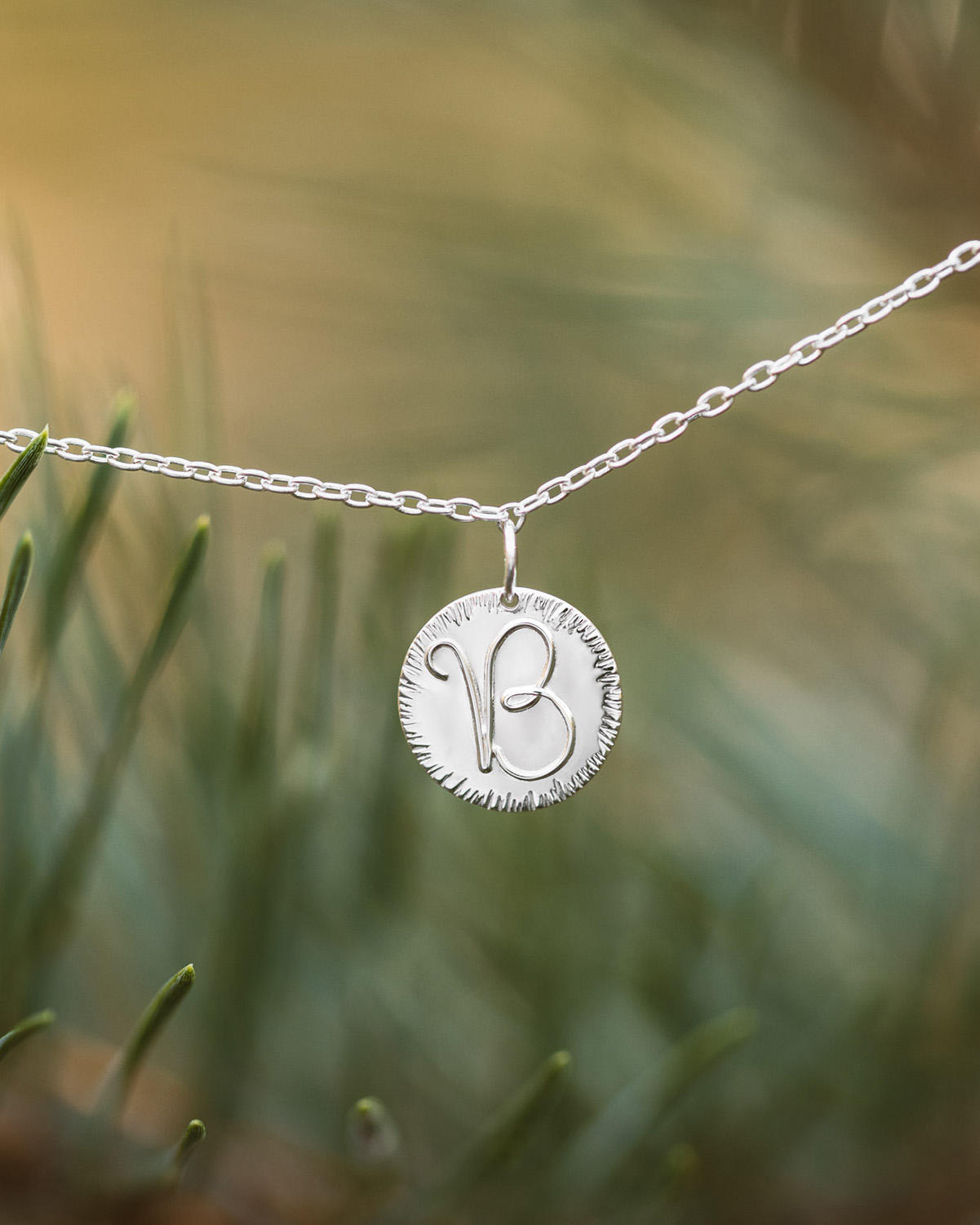 BRAPTO925-foret-2-2 Bracelet avec initiale argent artisanal effet martelé éclat de pensées