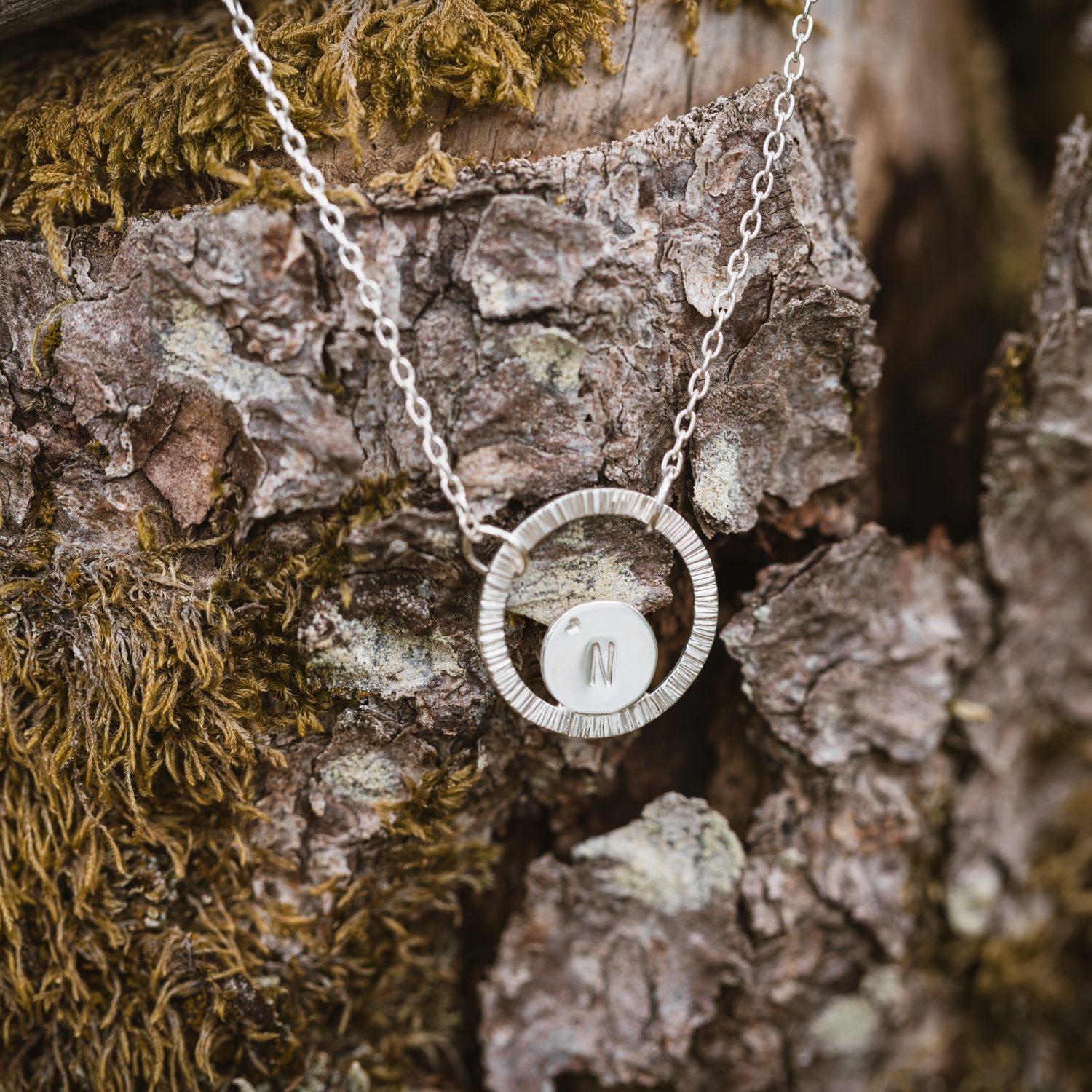 PETEN925-seul- Pendentif initiale artisanal en argent Eclat de pensées